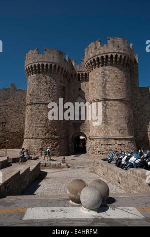 (140712)--Rhodos, 12. Juli 2014 (Xinhua)--Foto am 12. Juli 2014, zeigt einen Tor der mittelalterlichen Stadt von Rhodos in Rhodos, Griechenland. Orden des Heiligen Johannes von Jerusalem Rhodos von 1309 bis 1523 besetzt und machte sich daran die Stadt in eine Festung zu verwandeln. Anschließend kam es unter türkischer und italienischer Herrschaft. Mit dem Palast der Großmeister, das große Krankenhaus und die Straße der Ritter ist die obere Stadt eines der schönsten städtischen Ensembles der Gotik. In der Unterstadt koexistiert gotischer Architektur mit Moscheen, Bäder und andere Gebäude aus der osmanischen Stockfoto