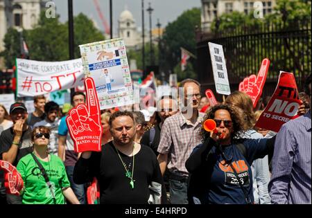 London, UK. 12. Juli 2014. 07.12.2014 - März Demonstranten gegen das EU-US-Handelsabkommen (TTIP - Transatlantic Trade and Investment Partnership) das Department for Business, Innovation and Skills, Europahaus, der Londoner Zentrale von der Europäischen Kommission und das Europäische Parlament am Smith Square in London. Bildnachweis: Glyn Thomas Fotografie/Alamy Live-Nachrichten Stockfoto