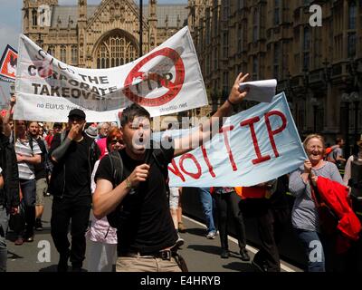 London, UK. 12. Juli 2014. 07.12.2014 - März Demonstranten gegen das EU-US-Handelsabkommen (TTIP - Transatlantic Trade and Investment Partnership) außerhalb der Houses of Parliament, Europahaus, der Londoner Zentrale von der Europäischen Kommission und das Europäische Parlament am Smith Square in London. Bildnachweis: Glyn Thomas Fotografie/Alamy Live-Nachrichten Stockfoto