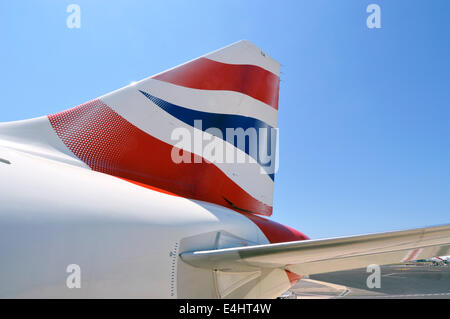 Nahaufnahme eines Flugzeugs mit rot weiß blauem British Airways Corporate Business BA Logo auf der Heckflosse des Flugzeugs am Flughafen Rom Italien EU Stockfoto