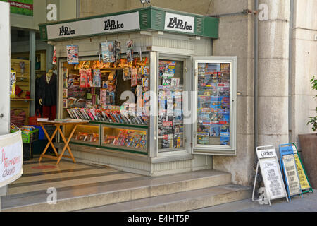 Zeitungen und Zeitschriften kiosk einschließlich Ausklappbaren display Fenster Ravenna Emilia Romagna Italien Stockfoto