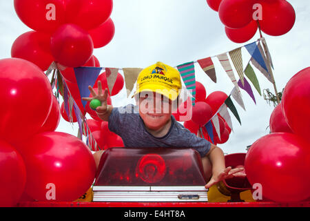 West Kirkby, Wirral, UK. 12. Juli 2014. Kian Bonnor, im Alter von 6 Jahren, bei der Open Golf groß willkommen Parade.  West Kirby-Hoylake-Meols A spezielle Parade willkommen Golf Open mit den ersten jemals Festivelo (eine Verkehr frei Parade von Radfahren Spaß aus West Kirby Concourse um Goose Green in Meols. Bildnachweis: Mar Photographics/Alamy Live-Nachrichten. Stockfoto