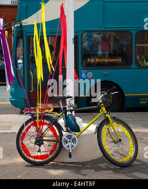 West Kirkby, Wirral, UK. 12. Juli 2014. Schiene Ersatz Doppeldecker-Bus, mit Passagieren bei der Open Golf groß willkommen Parade.  West Kirby-Hoylake-Meols.  Eine spezielle Parade willkommen Golf Open mit den ersten jemals Festivelo (eine Verkehr frei Parade von Radfahren Spaß aus West Kirby Concourse um Goose Green in Meols - mit geschmückten Motorräder, Trikes, Rikschas, tandem, Samba-Band, Blaskapelle und Jazz Parade.  Bildnachweis: Mar Photographics/Alamy Live-Nachrichten. Stockfoto