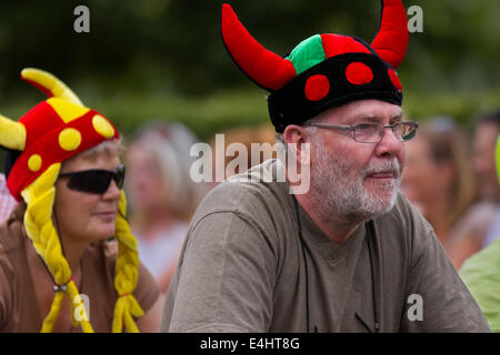 West Kirkby, Wirral, Großbritannien. Juli 2014. Wollmützen viking Horned Tandemfahrer bei der Open Golf Big Welcome Parade. West Kirby-Hoylake-Meols EINE besondere Parade, um die Golf Open begrüßen zu dürfen, mit dem ersten Festivelo überhaupt (EINE autofreie Parade von Radsport-Spaß von West Kirby Concourse bis Goose Green in Meols, Großbritannien Stockfoto