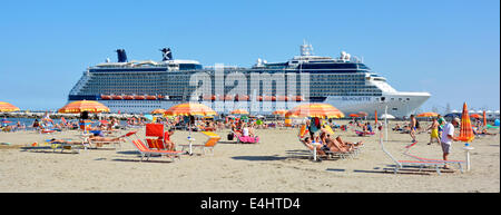 Bunte Liegestühle & Sonnenschirm Sonnenschirm Sonnenschirme Sandstrand Familie Strand Kreuzfahrt Schiff Ozeandampfer Celebrity Silhouette in Ravenna Emilia Romagna Italien Stockfoto