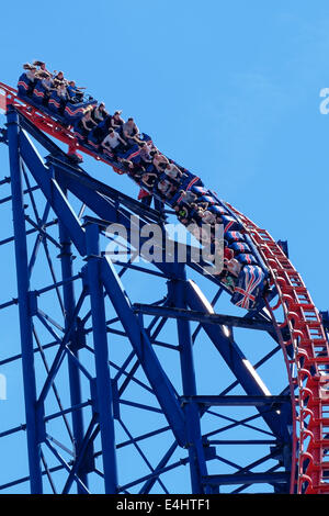 Blackpool, Lancashire, UK, 11. Juli 2014: die Sonne brachte abenteuerlustige in Blackpool Pleasure Beach dieses Wochenende als Menschen abgekühlt auf The Big One. Bildnachweis: Paul Melling/Alamy Live-Nachrichten Stockfoto