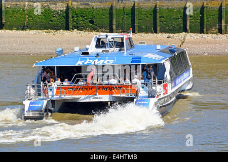 Menschenmenge Passagiere, die auf dem Heck des Thames Clipper reisen katamaran Boot ein öffentlicher Transport Flussbus Service auf London Berühmter Fluss England Großbritannien Stockfoto