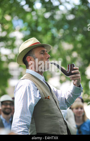 Bedford Square, London, UK. 12. Juli 2014. Herausgeber der Zeitschrift Chap, Gustav Temple Beleuchtung ein Rohr zu Beginn der Chap-Olympiade in Bedford Square. Bildnachweis: Matthew Chattle/Alamy Live-Nachrichten Stockfoto