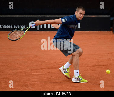 Russische Tennisspielerin Mikhail Youzhny in Aktion in einem Halbfinale des Mercedes Cup ATP-Tennis-Turnier in Stuttgart, Deutschland, 12. Juli 2014. Foto: DANIEL MAURER/DPA Stockfoto