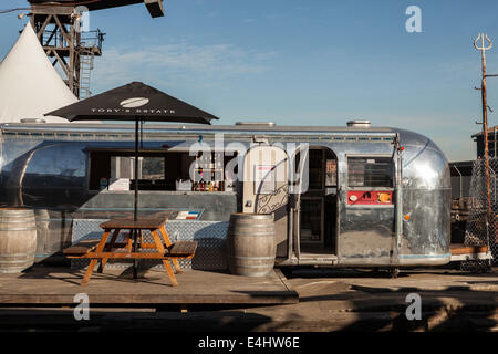 Ein Vintage Airstream Wohnwagen oder Anhänger nun in ein Café umgewandelt Stockfoto