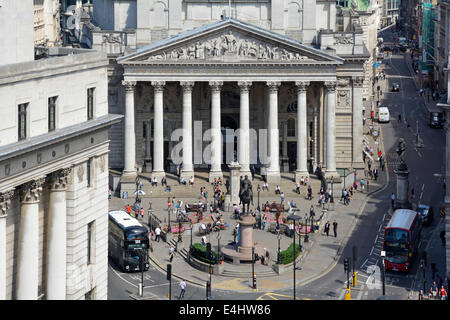 Aus der Vogelperspektive das historische Kolonnadengebäude Royal Exchange zwischen Cornhill und Threadneedle Street an der Kreuzung der Bank Road City of London England Großbritannien Stockfoto
