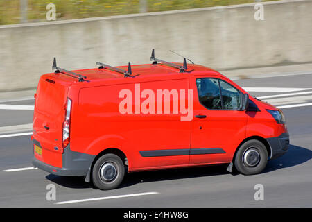 Roten Ford Transit van mit Dachgepäckträger mit Geschwindigkeit auf der Autobahn Stockfoto