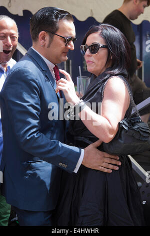 Sänger Tim Arnold mit Freundin Jessie Wallace, 65. Jahrestag feiern der Bar Italia in der Frith Street, Soho, London Stockfoto