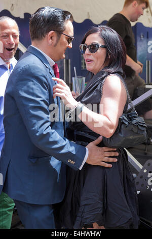 Sänger Tim Arnold mit Freundin Jessie Wallace, 65. Jahrestag feiern der Bar Italia in der Frith Street, Soho, London Stockfoto