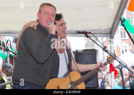 65. Jahrestag von Bar Italia in der Frith Street, Soho, London mit Suggs und Tim Arnold Stockfoto