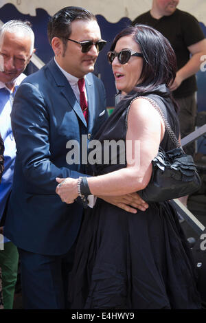 Sänger Tim Arnold mit Freundin Jessie Wallace, 65. Jahrestag feiern der Bar Italia in der Frith Street, Soho, London Stockfoto