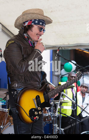 Adam Ant führt bei der 65-Jahr-Feier der Bar Italia in der Frith Street, Soho, London Stockfoto