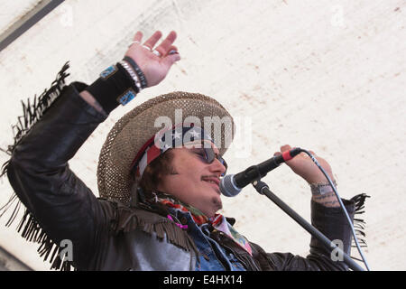 Adam Ant führt bei der 65-Jahr-Feier der Bar Italia in der Frith Street, Soho, London Stockfoto