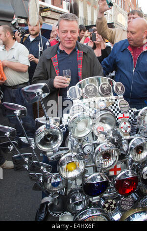 65. Jahrestag von Bar Italia in der Frith Street, Soho, London, Suggs Posen mit einer mod Motorrad Stockfoto