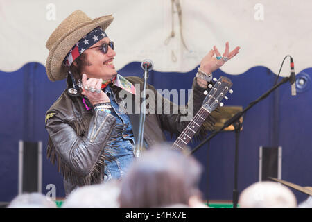 Adam Ant führt bei der 65-Jahr-Feier der Bar Italia in der Frith Street, Soho, London Stockfoto