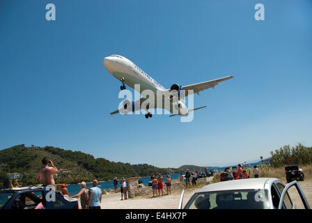 Das Flugzeug landet auf dem Flughafen Skiathos Griechenland Stockfoto