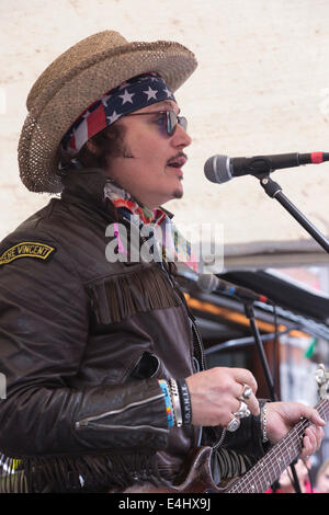 Adam Ant führt bei der 65-Jahr-Feier der Bar Italia in der Frith Street, Soho, London Stockfoto