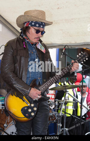 Adam Ant führt bei der 65-Jahr-Feier der Bar Italia in der Frith Street, Soho, London Stockfoto