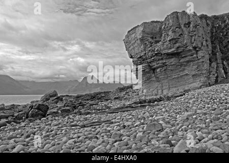 Elgol Strand mit verwitterter Sandstein-Klippe mit Blick auf den Cullin Mountains Stockfoto