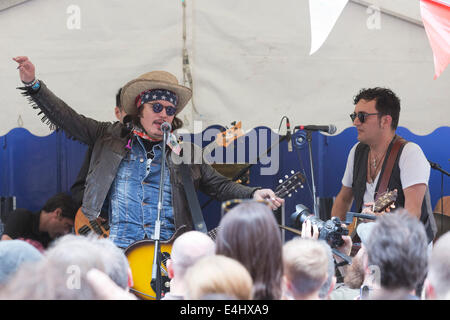 Adam Ant führt bei der 65-Jahr-Feier der Bar Italia in der Frith Street, Soho, London Stockfoto