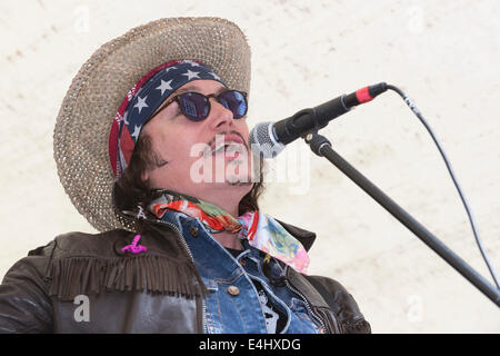 Adam Ant führt bei der 65-Jahr-Feier der Bar Italia in der Frith Street, Soho, London Stockfoto