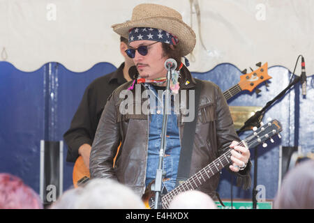 Adam Ant führt bei der 65-Jahr-Feier der Bar Italia in der Frith Street, Soho, London Stockfoto