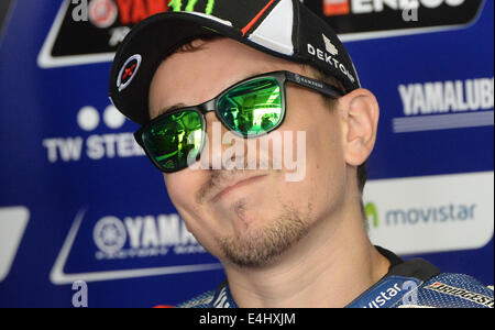 Hohenstein-Ernstthal, Deutschland. 12. Juli 2014. Spanische MotoGP-Pilot Jorge Lorenzo von Yamaha Team Movistar ist vor der Quali-Race der Motorrad Grand Prix von Deutschland auf dem Sachsenring-Rennstrecke in Hohenstein-Ernstthal, Deutschland, 12. Juli 2014 gesehen. Die deutschen Motorrad Grand Prix stattfinden am 13. Juli 2014 auf dem Sachsenring. Foto: Hendrik Schmidt/Dpa/Alamy Live News Stockfoto