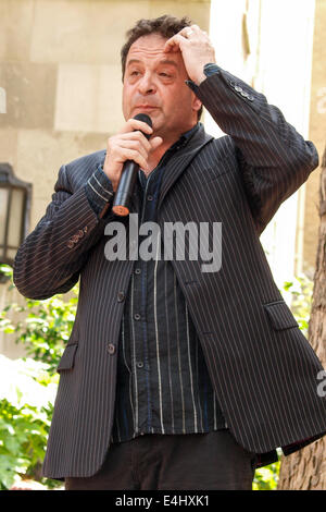 London, UK. 12. Juli 2014. Mark Thomas hält eine Rede während der Anti-transatlantischen Handels- und Investitionsabkommen (TTIP) Protest in Smith Square. Bildnachweis: Mamusu Kallon/Alamy Live-Nachrichten Stockfoto