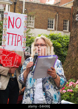 London, UK. 12. Juli 2014. Jean Lambert, Mitglied des Europäischen Parlaments (MdEP) für die grüne Partei macht eine Rede während der Anti-transatlantischen Handels- und Investitionsabkommen (TTIP) Protest in Smith Square. Bildnachweis: Mamusu Kallon/Alamy Live-Nachrichten Stockfoto