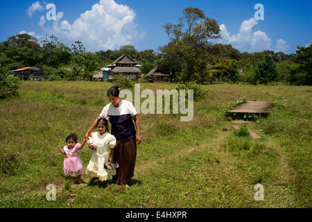 Familie und Häuser im indischen Dorf Ngobe Bugle Salt Creek in der Nähe von Bocas Del Toro Panama. Salt Creek (auf Spanisch: Quebrada S Stockfoto