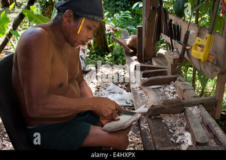 Ein Mann der Ngobe Bugle Indian Village von Salz Creek in der Nähe von Bocas Del Toro Panama Souvenirs Holz. Salt Creek (auf Spanisch: Queb Stockfoto