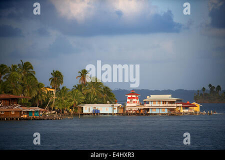 Bocas del Toro in Panama ikonischen Blick auf Boote und Schären. Waterfront Hotel El Faro del Colibri, Isla Carenero, Bocas del Toro Stockfoto