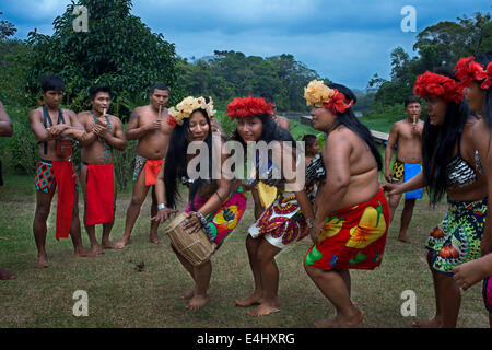 Musik und Tanz im Dorf des Stammes Native Indian Embera, Embera Dorf, Panama. Panama Embera Menschen Indian Village Stockfoto