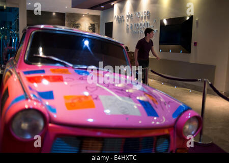 Auto in Pink in der Lobby des HARD ROCK HOTEL PANAMA MEGAPOLIS. Im Herzen von Panama erhebt sich das neue Hard Rock Hotel Panama Megapolis. Th Stockfoto