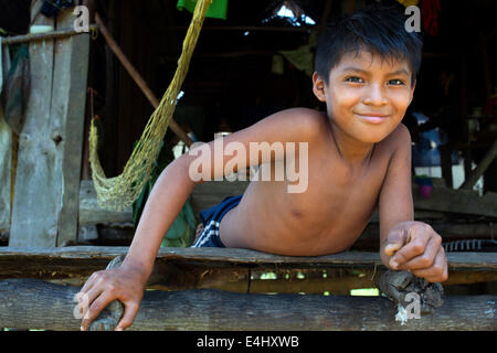 Junge in einem Haus im indischen Dorf Ngobe Bugle Salt Creek in der Nähe von Bocas Del Toro Panama. Salt Creek (auf Spanisch: Quebrada Sal) Stockfoto