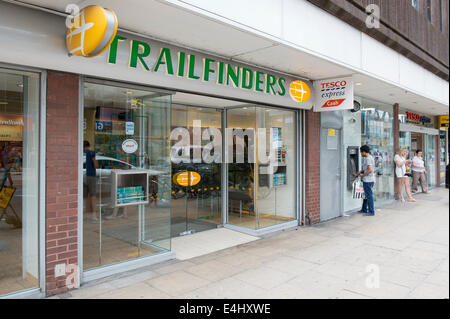 Der Shop-Storefront eines Zweigs des Trailfinders Reisebüro am Deansgate in Manchester, UK. Stockfoto