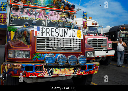 SELBSTGEFÄLLIG, EINGEBILDET, EITEL, SNOOSTY. BUS RED DEVIL DIABLO ROJO BEMALTEN BUS-PANAMA-STADT-REPUBLIK VON PANAMA. Albrok Bus Station termina Stockfoto