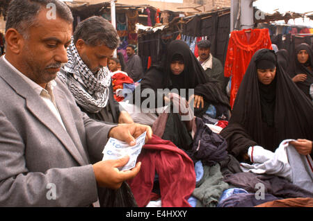 Markt Diwaniyah. Eine Familie kauft mit Ihrem Kind auf den Straßen der Innenstadt. Stockfoto