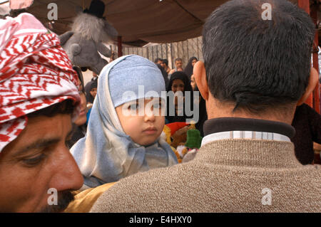 Markt Diwaniyah. Eine Familie kauft mit Ihrem Kind auf den Straßen der Innenstadt. Stockfoto