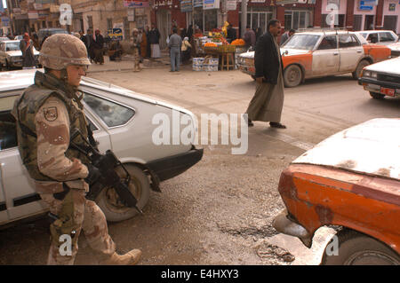 Ein spanischer Soldat patrouillieren die Straßen von Diwaniyah. Stockfoto