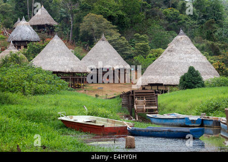 Dorfbewohner von der systemeigenen Embera Indianerstamm, Embera Dorf, Panama. Panama Embera Menschen indischen Dorf einheimische Indio indios Stockfoto