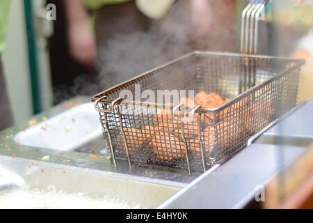 Falafel in Friteuse Kochen Stockfoto