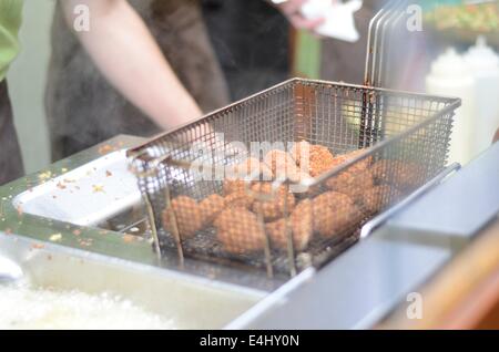 Falafel in Friteuse Kochen Stockfoto