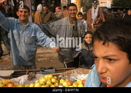 Markt Diwaniyah. Eine Familie kauft mit Ihrem Kind auf den Straßen der Innenstadt. Stockfoto