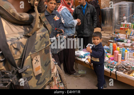 Ein spanischer Soldat patrouillieren die Straßen von Diwaniyah. Stockfoto